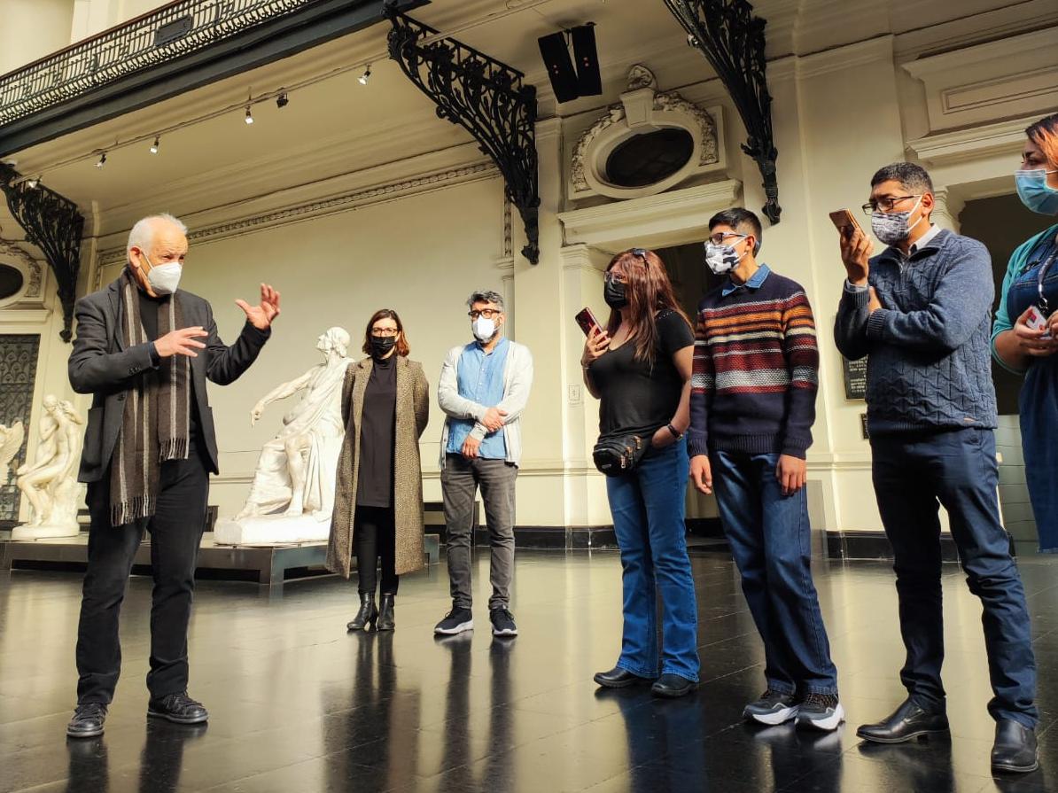 Personas reunidas en el hall del Museo de Bellas Artes