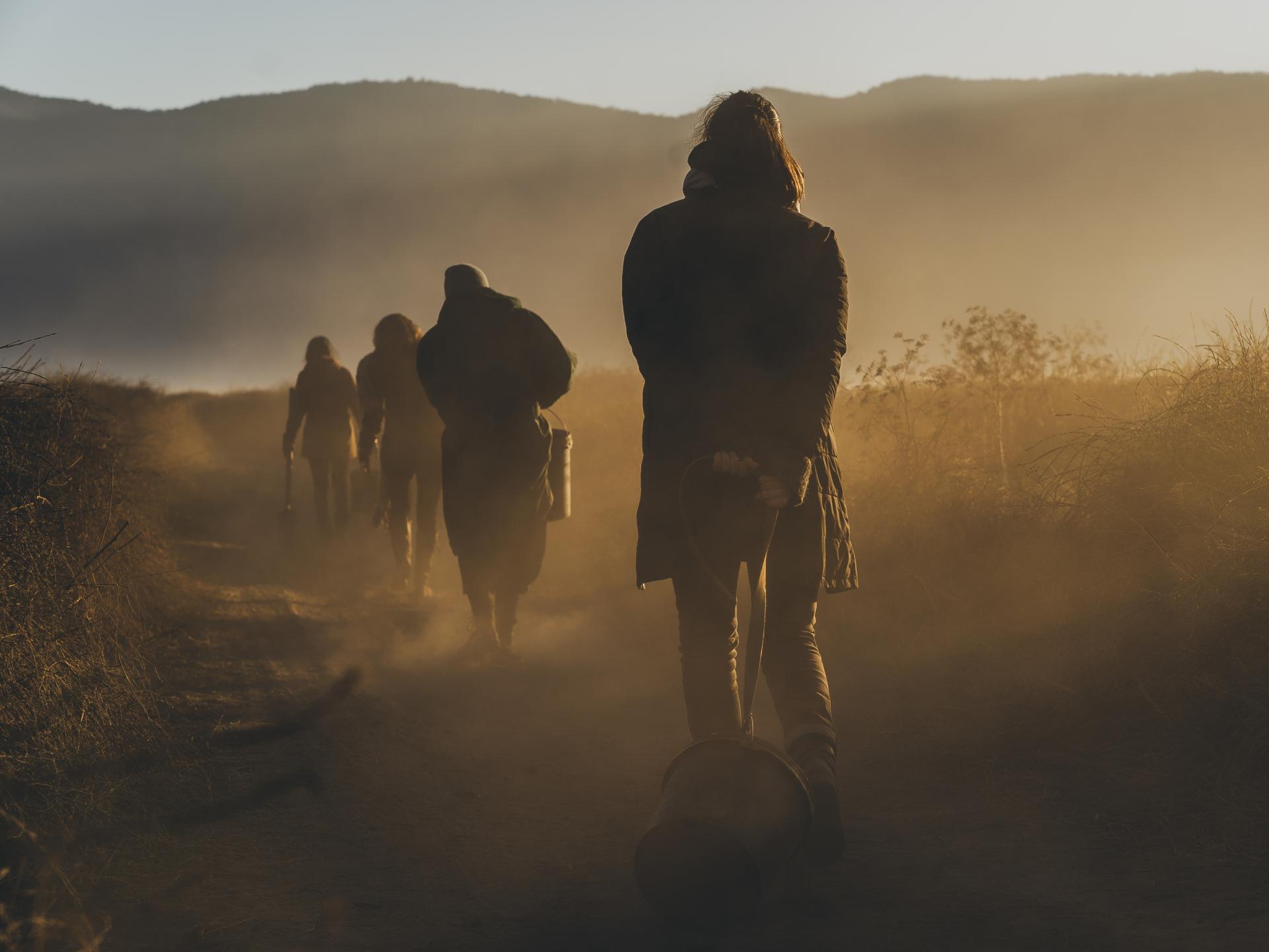 Grupo de mujeres caminando en un valle