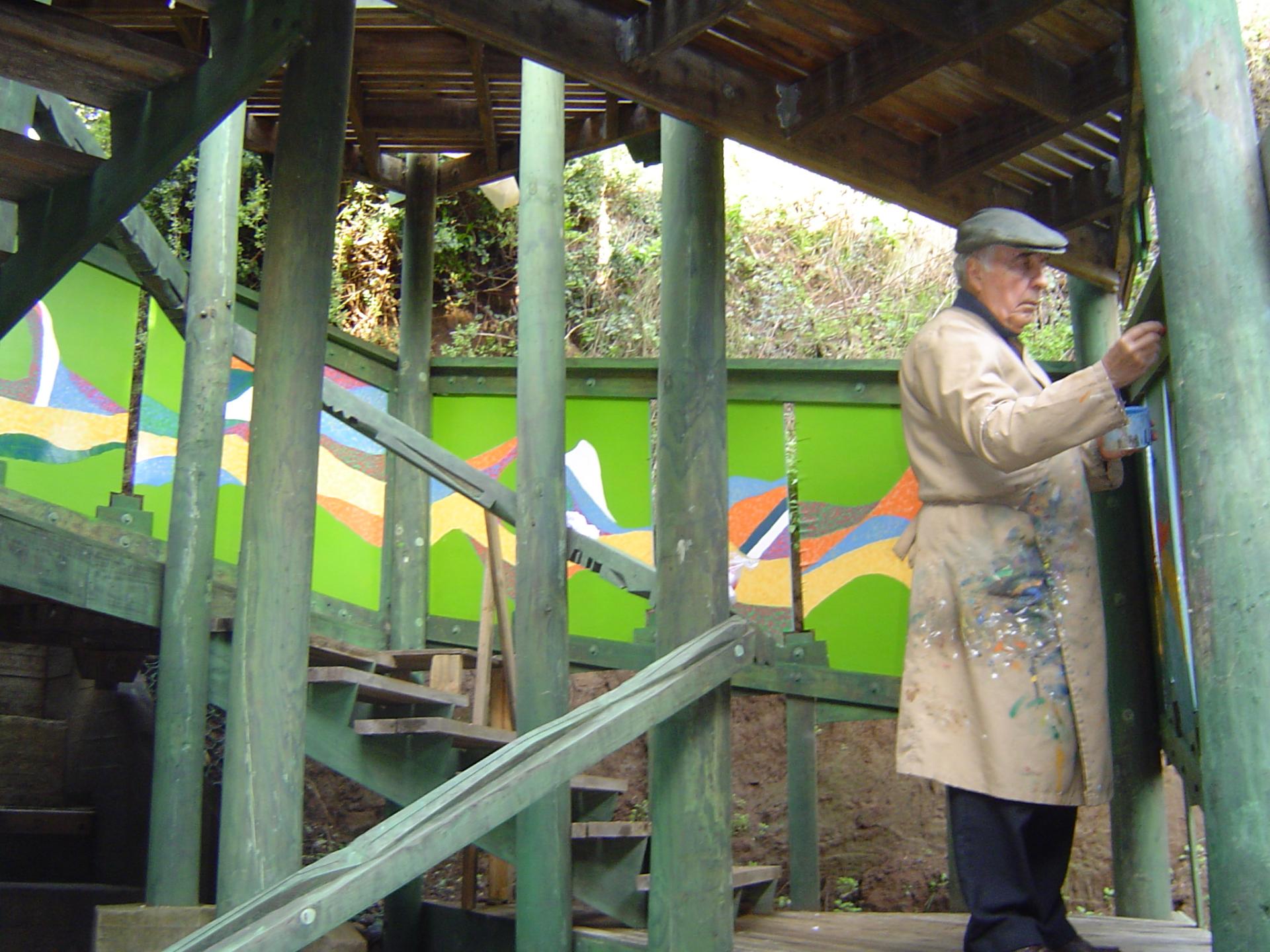El pintor Francisco Méndez Labbé trabajando en una escalera