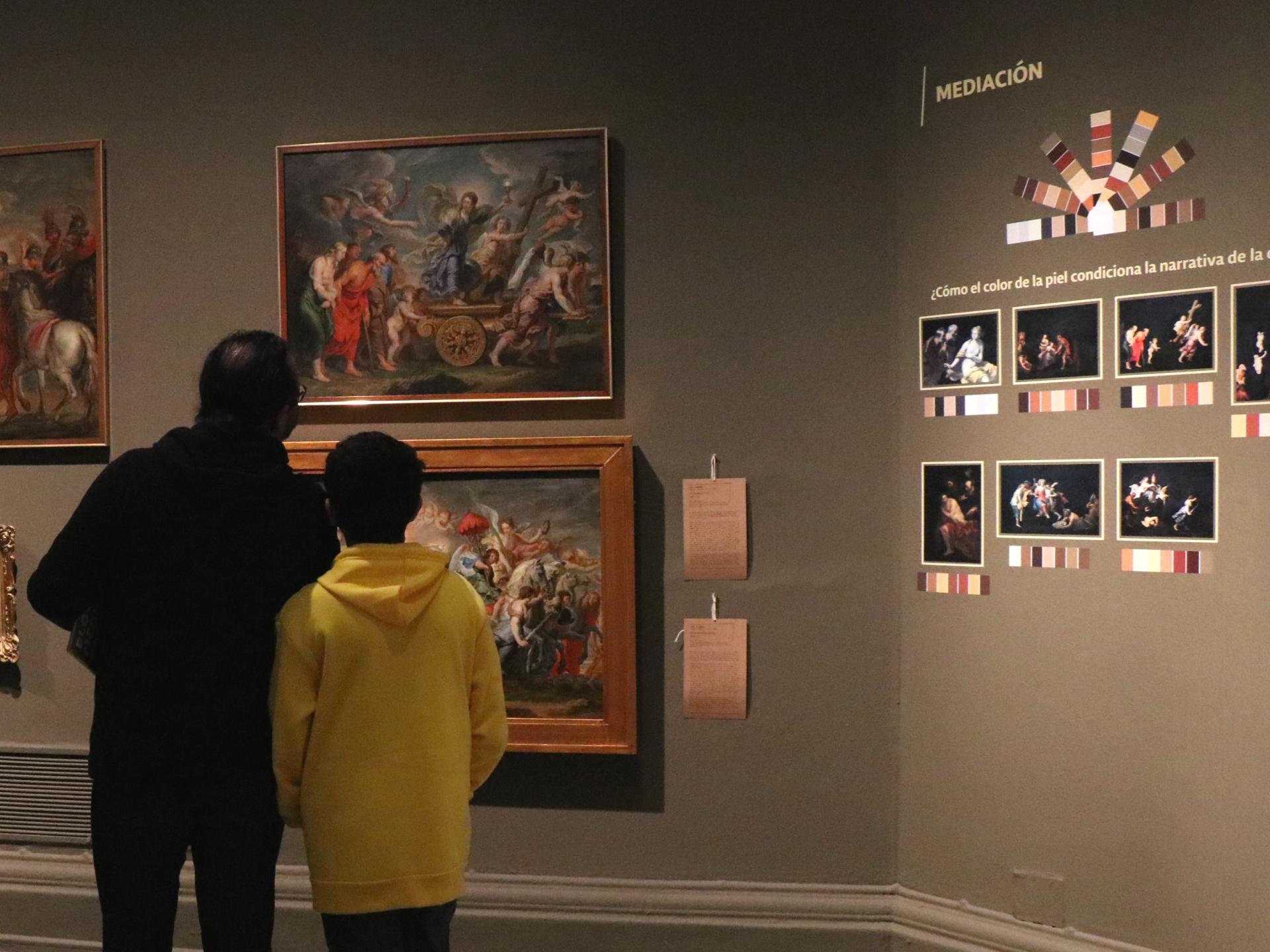 Público en la exposición El canon revisitado