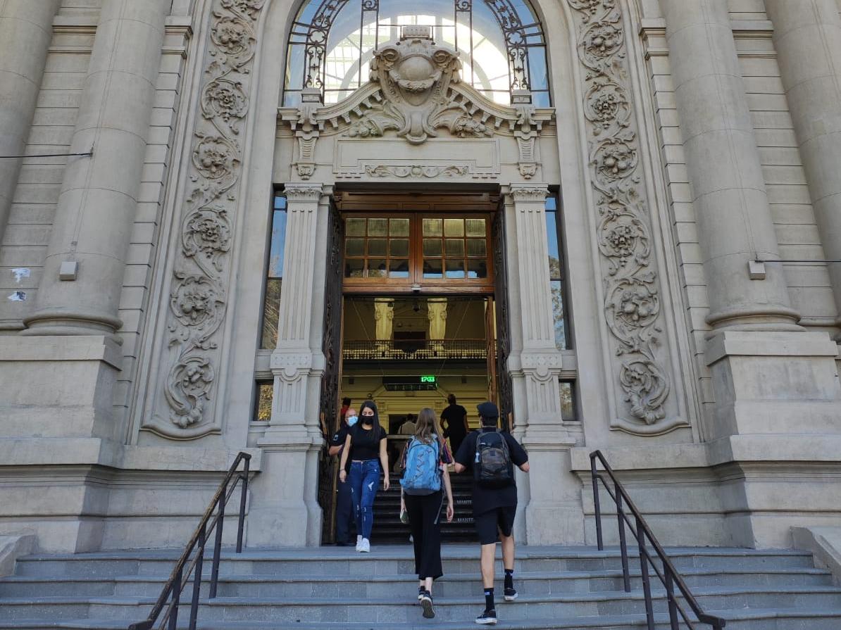 Personas entrando al Museo de Bellas Artes