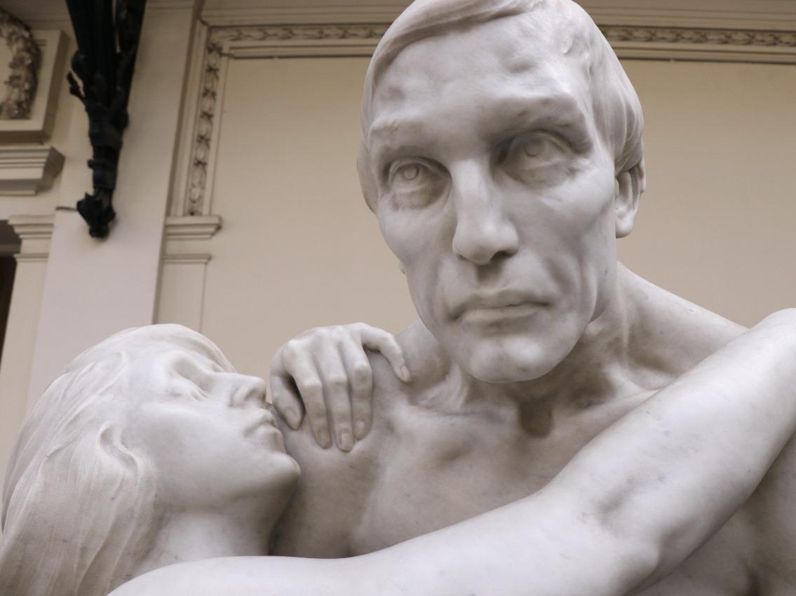 Escultura que representa a un hombre y una mujer abrazados