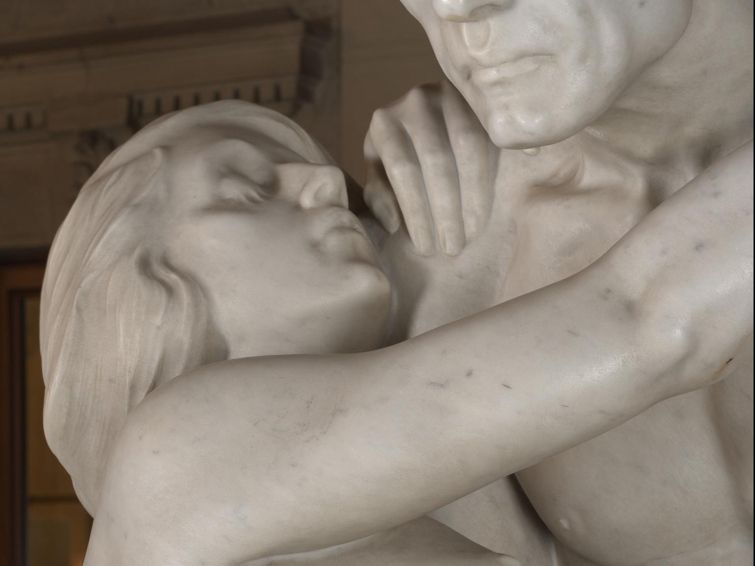 Detalle de escultura con figura femenina