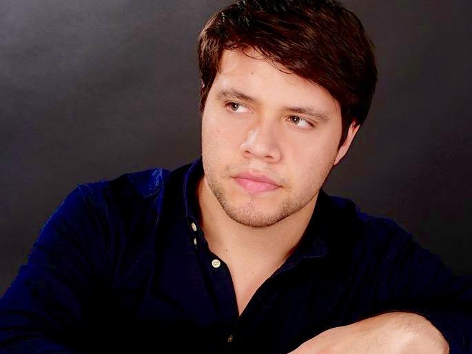 Hombre apoyado en un violoncello