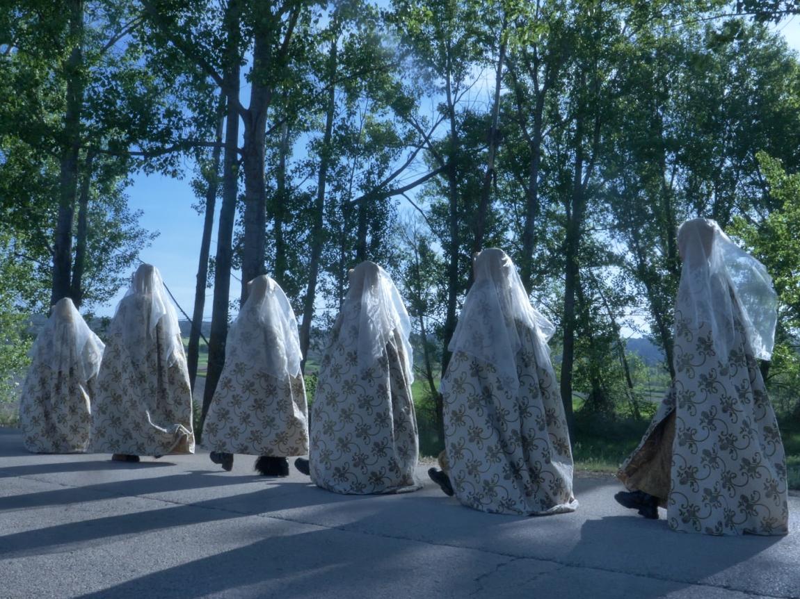 Figuras femeninas cubiertas con túnicas