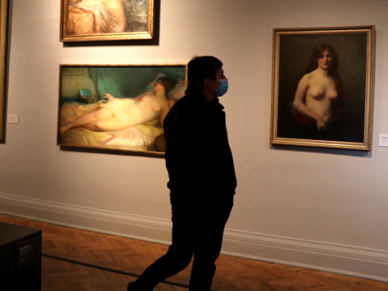 Visitante mirando obras de la exposición Materia Humana