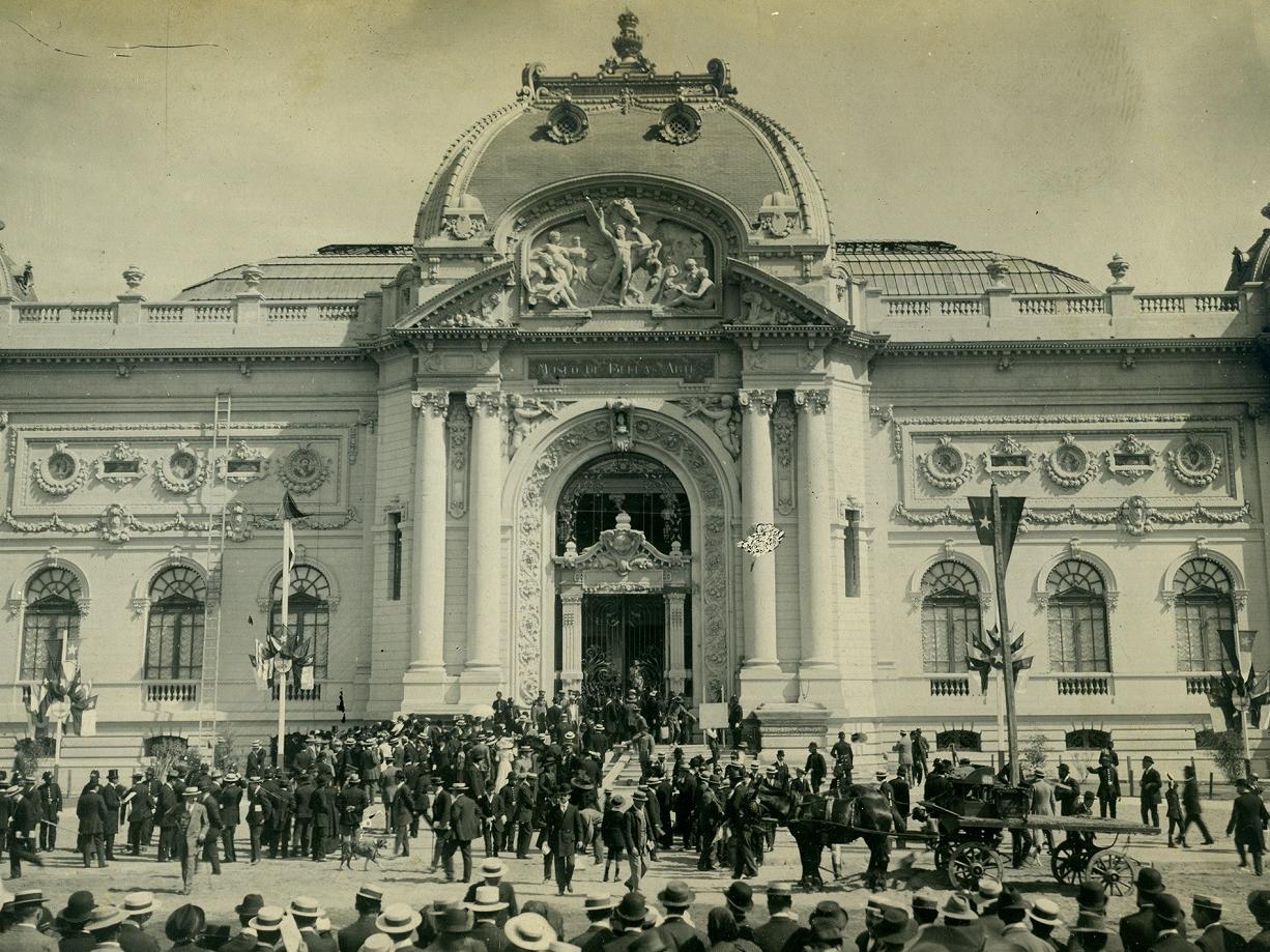 Fotografía en blanco y negro que muestra el frontis del MNBA