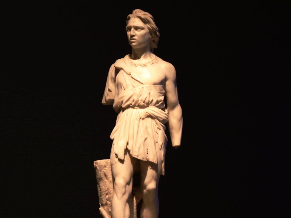 Escultura que representa a con sus brazos mutilados