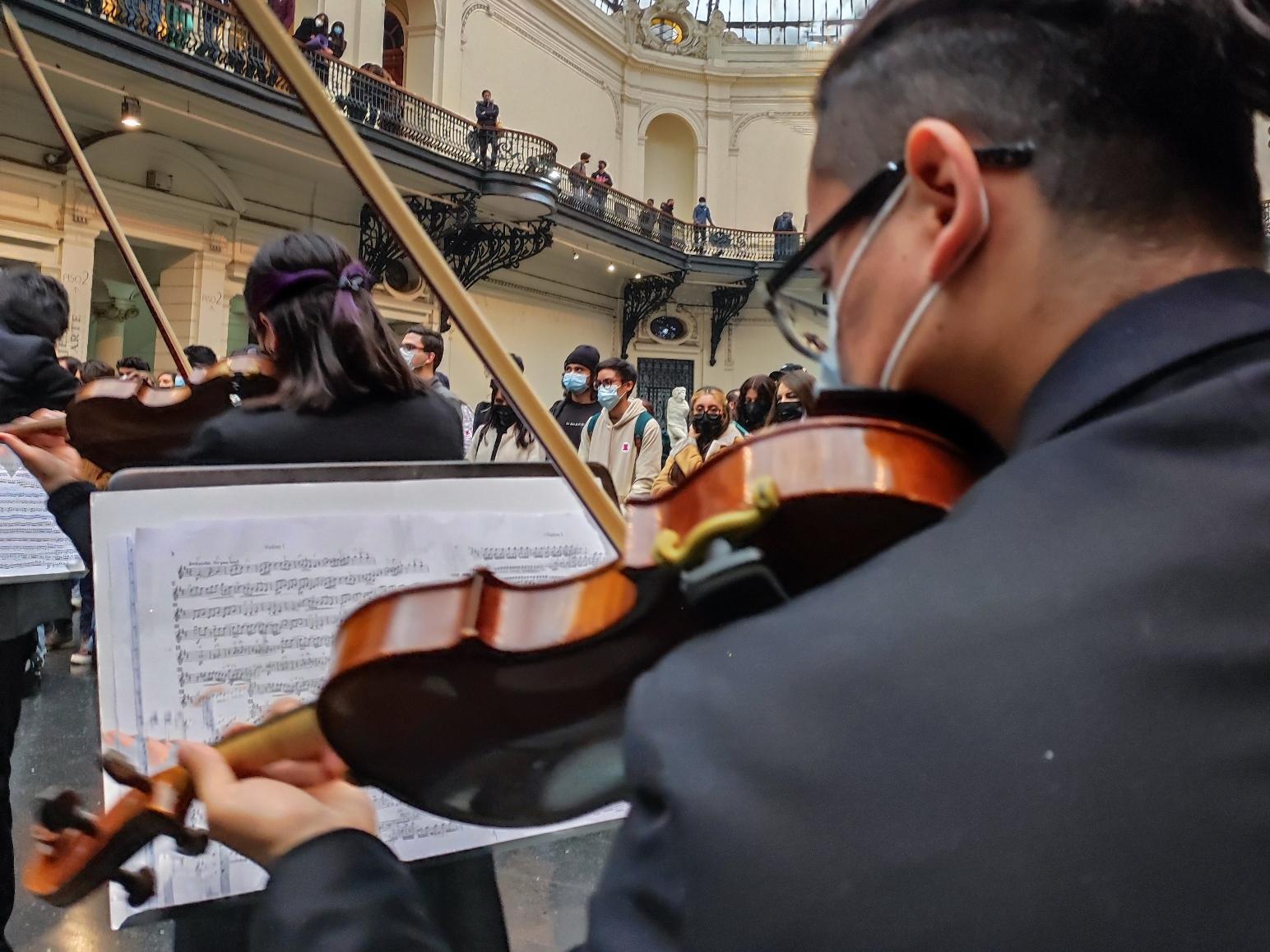 Violinista tocando en el hall del Museo de Bellas Artes