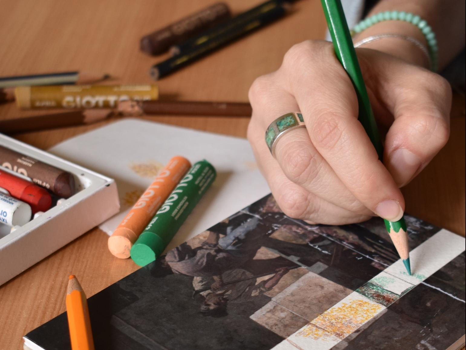 Foto de una mano coloreando una imagen