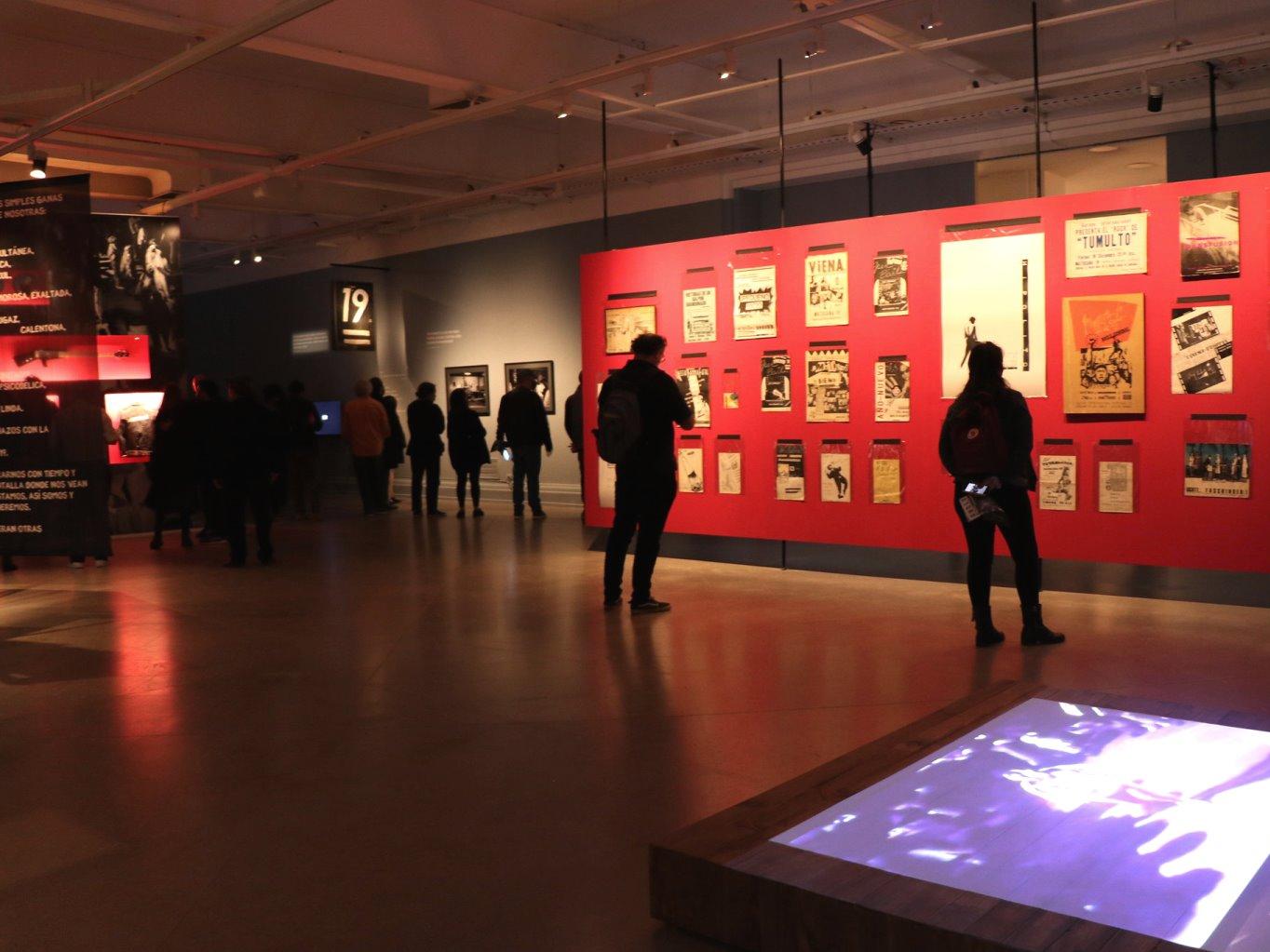 Grupo de personas visitando una exposición de arte