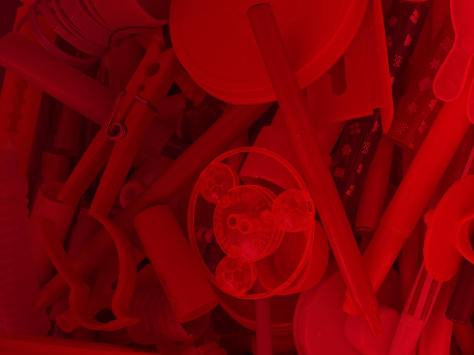 Imagen de objetos pequeños en tonos rojos