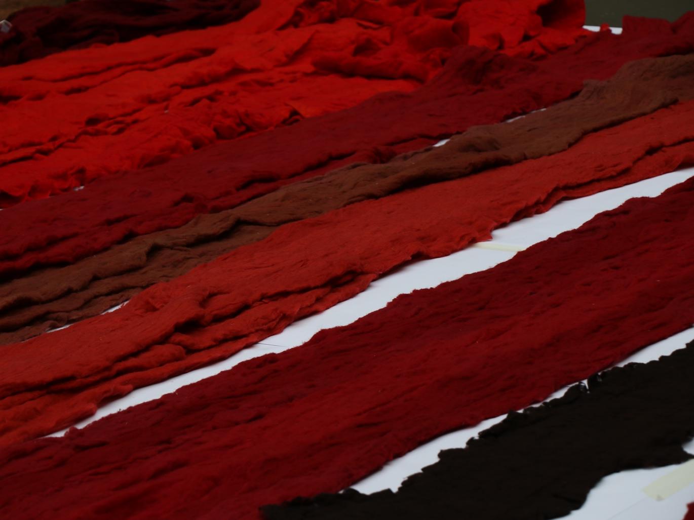 Fotografía de retazos de lana en tonos rojos