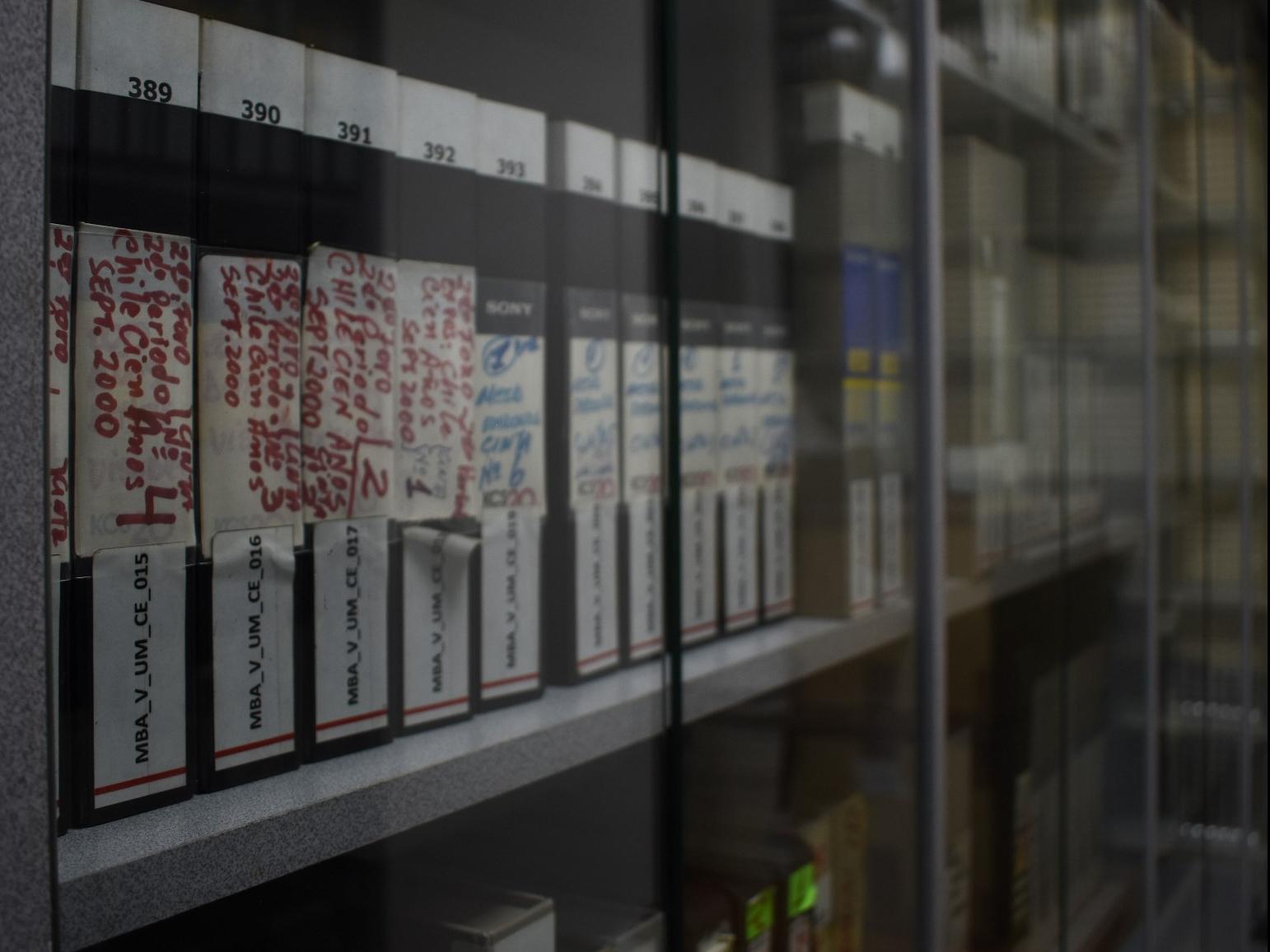 Fotografía de un estante con cassettes de video