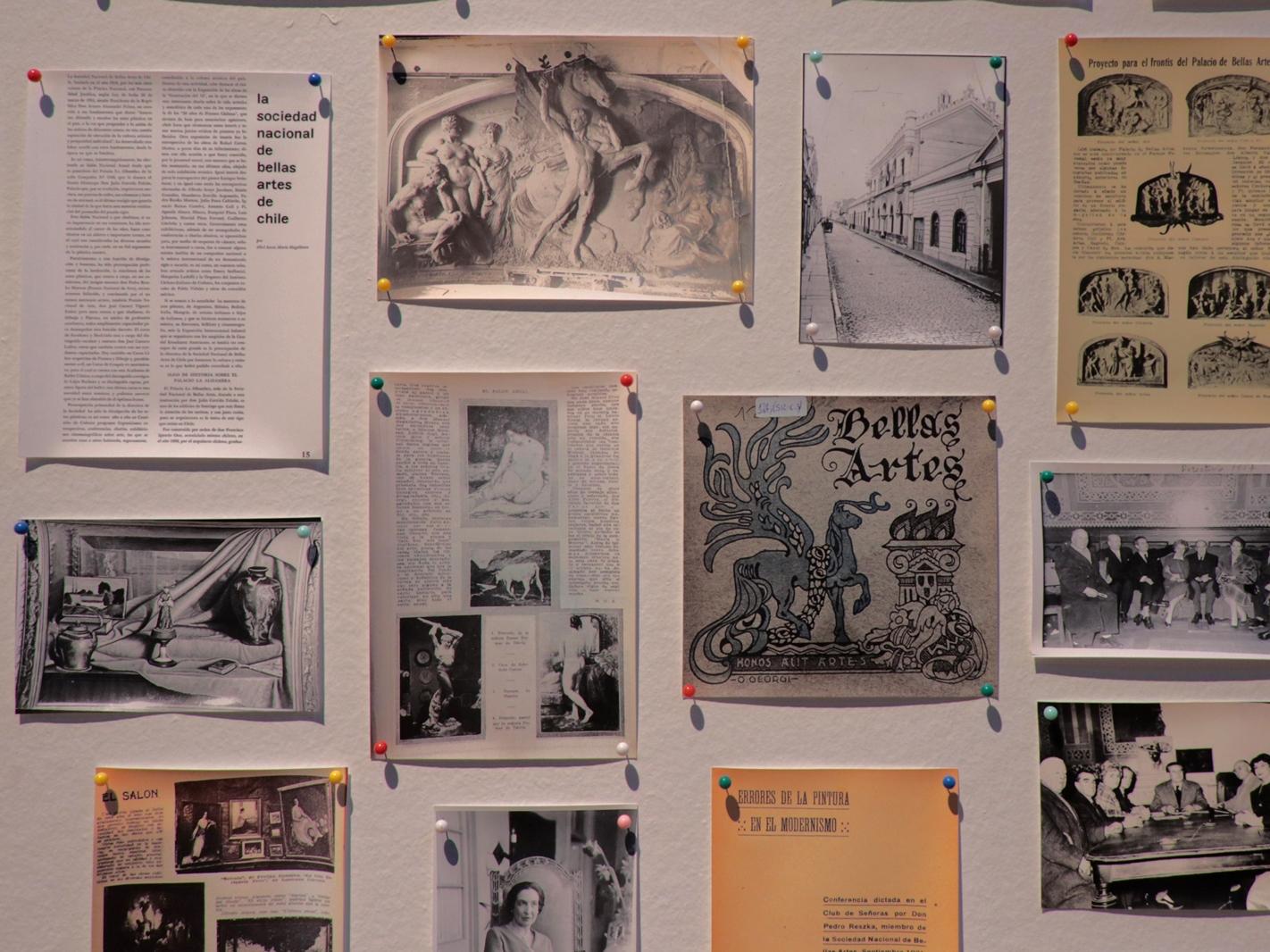 Fotografía de una pared con diversos documentos fijados a ella con alfileres