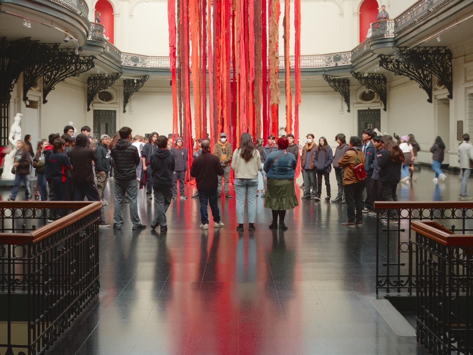 Fotografía de un grupo de personas reunidas en el hall central del museo