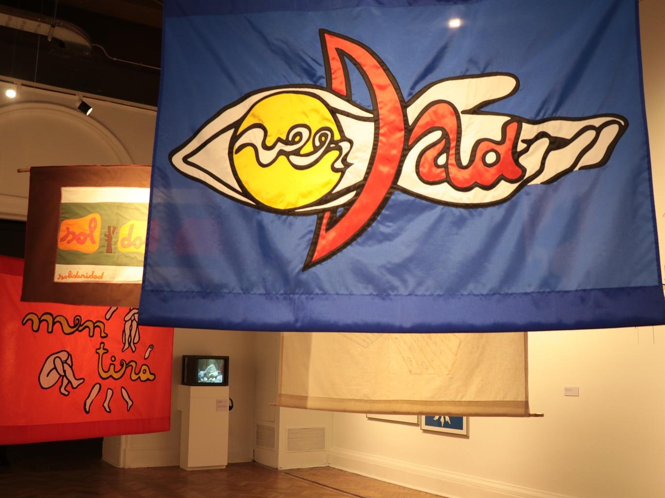 Vista de sala exposición Cecilia Vicuña