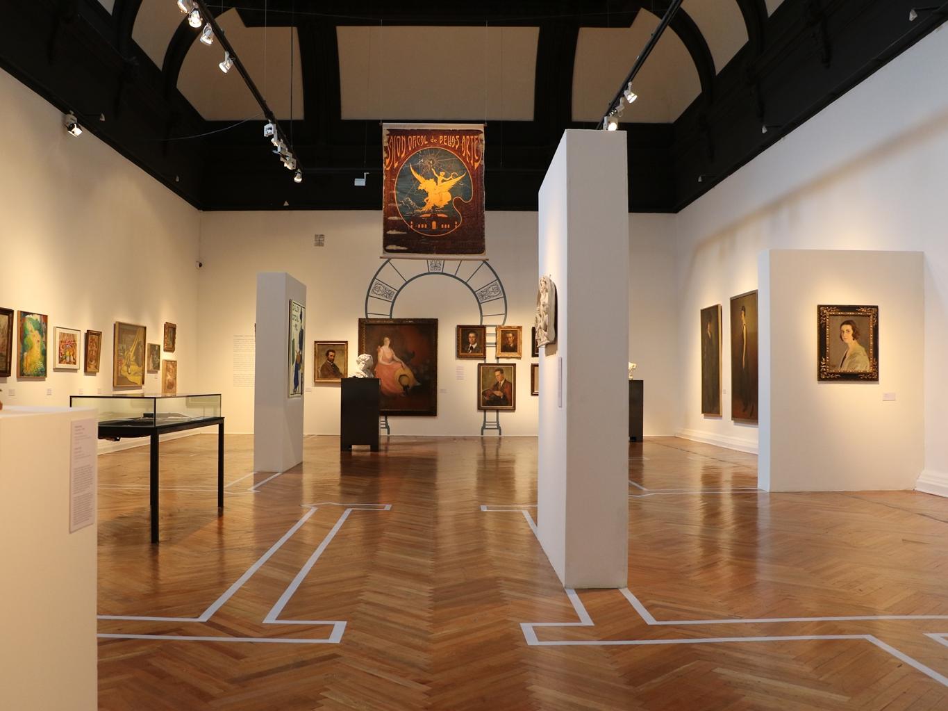 Fotografía de sala de exposición Adquisiciones en contexto