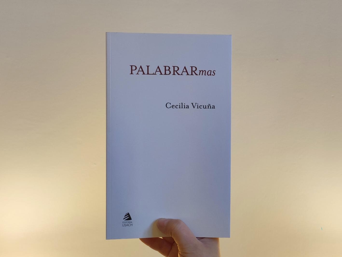 Fotografía de una libro con cubierta blanca y el título Palabrarmas