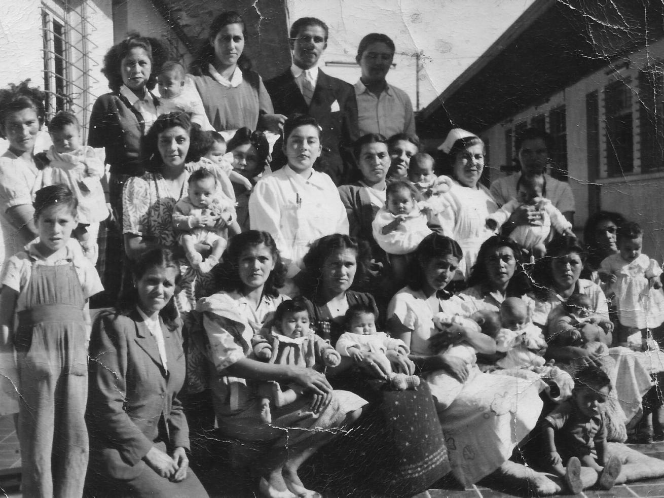 Foitografía en blanco y negro de un grupo de mujeres y niños