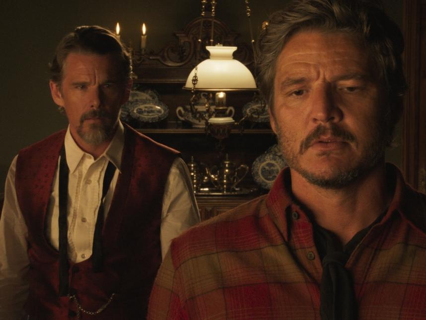 Fotografía de dos hombres vestidos como vaqueros