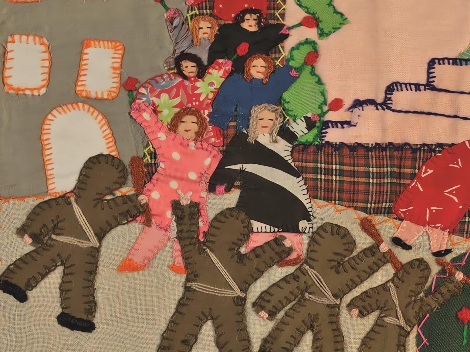 Fotografía de arpillera bordada con figuras humanas que representan a mujeres y policías