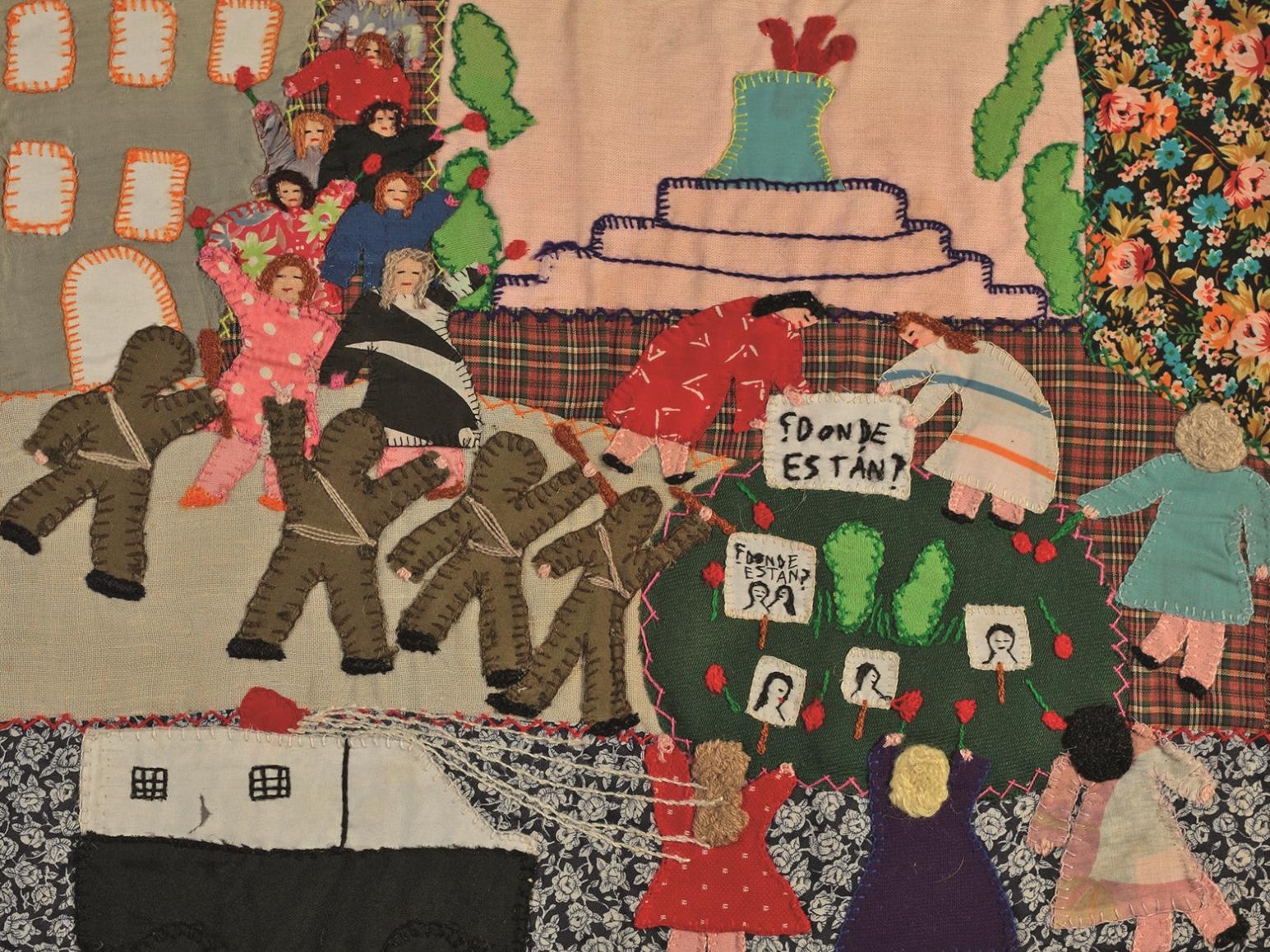 Arpillera bordada con figuras humanas que representan a mujeres y policías