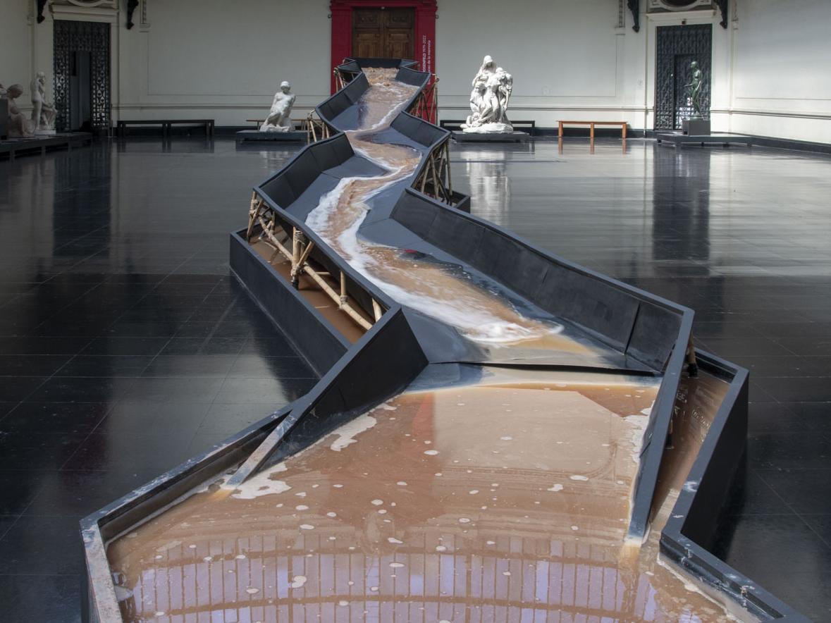 Fotografía de intervención en el hall MNBA que representa el río Mapocho