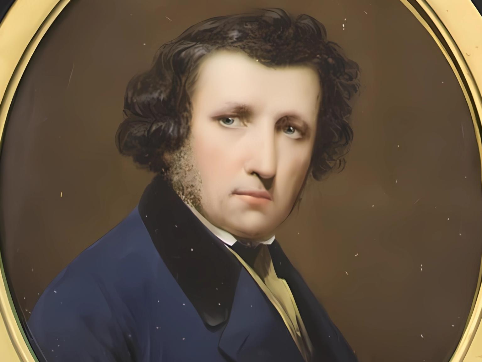 Retrato que representa a un hombre de cabello rizado, usando una chaqueta gris