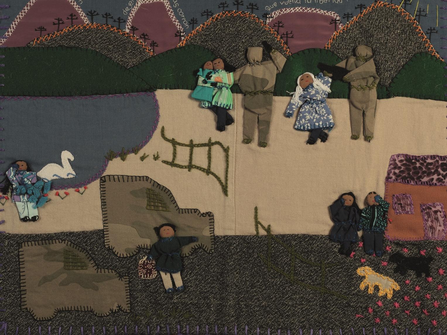 Fotografía de un bordado que representa a un grupo de personas siendo detenidas por carabineros