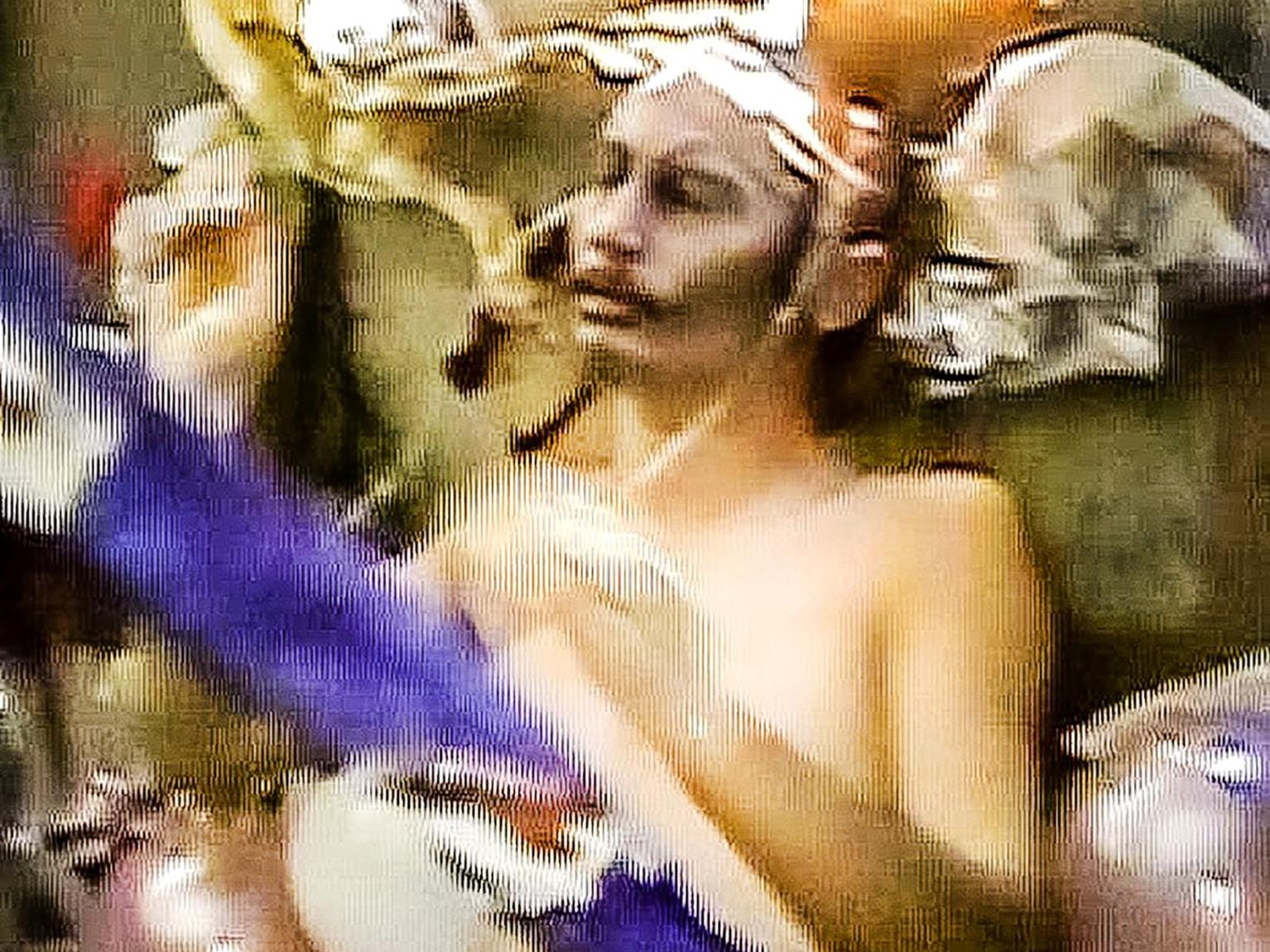 Imagen de un hombre con el torso desnudo y la cara pintada en tonos grises, rodeado de globos de colores