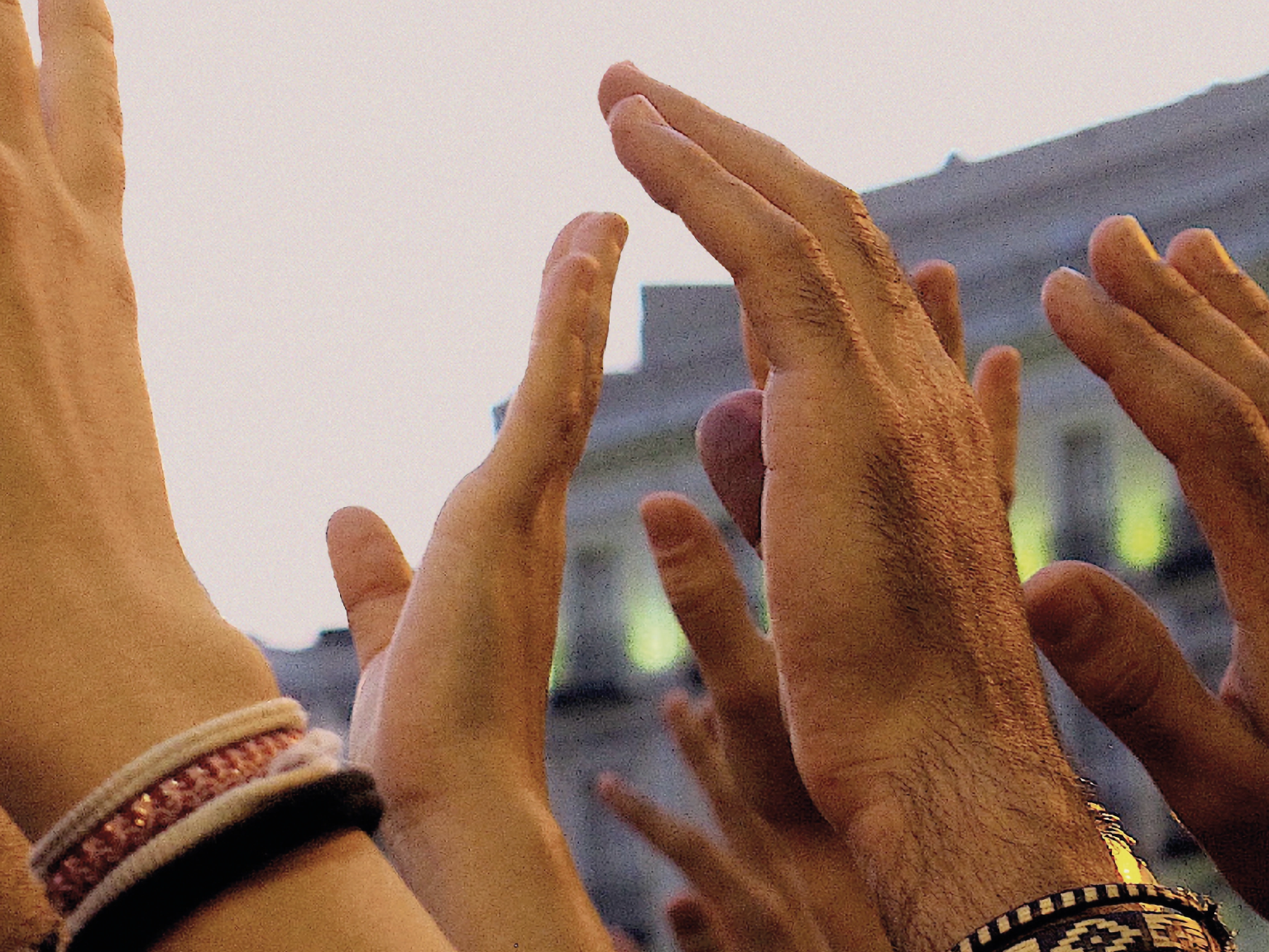 Portada de libro con fotografía de varias manos alzadas