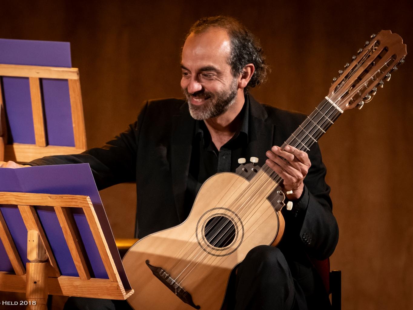 Concierto de Pitágoras a Beethoven, imagen de un hombre sosteniendo una guitarra 