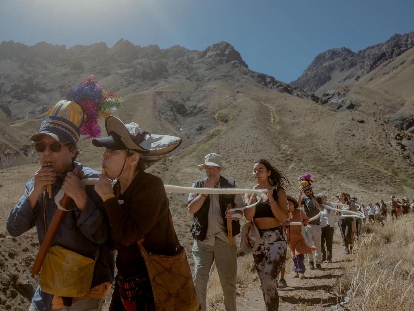 Festival de las Ciencias, foto de actividad Quipu de encuentros, con la artista Cecilia Vicuña 