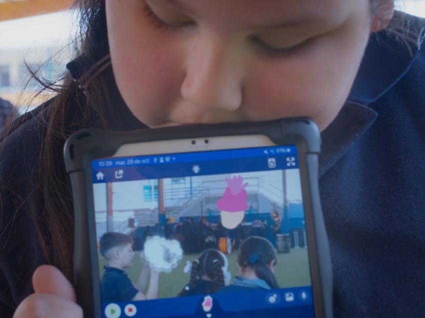 Fotografía de niña sosteniendo un tablet en sus manos.