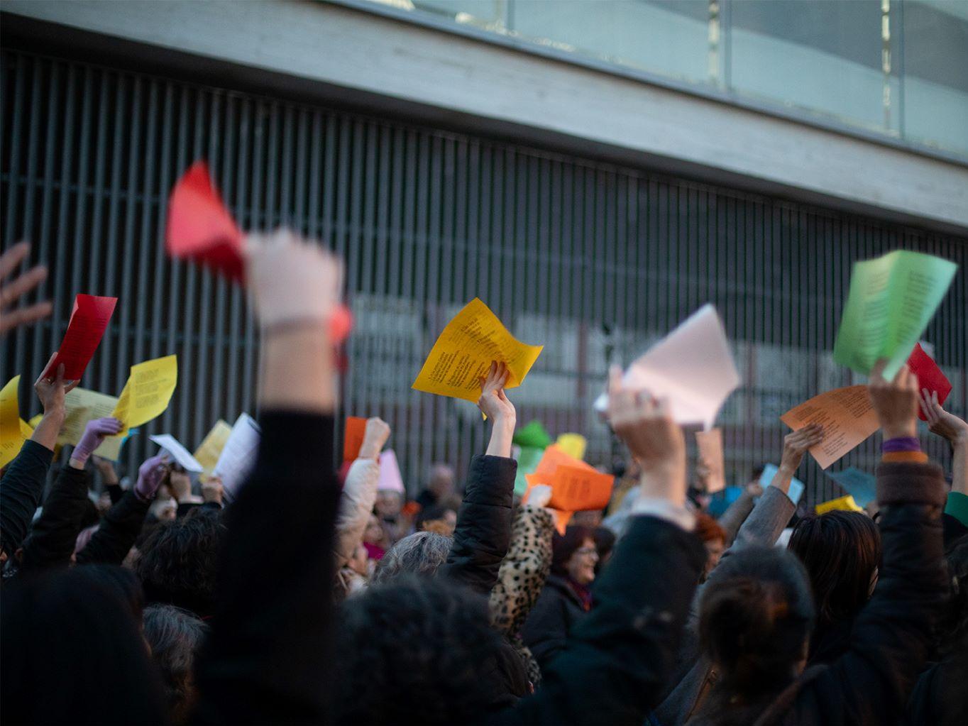Fotografía de grupo de mujeres con los puños en alto
