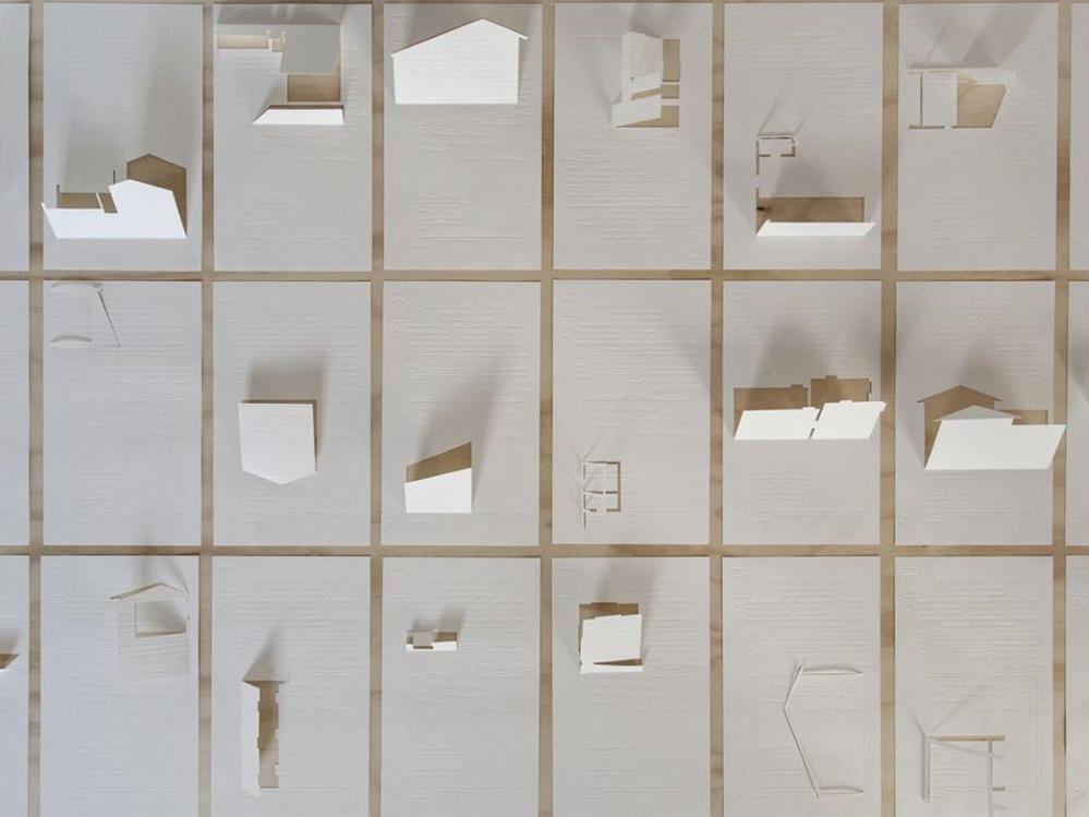 Hojas de papel recortadas, con piezas en relieve