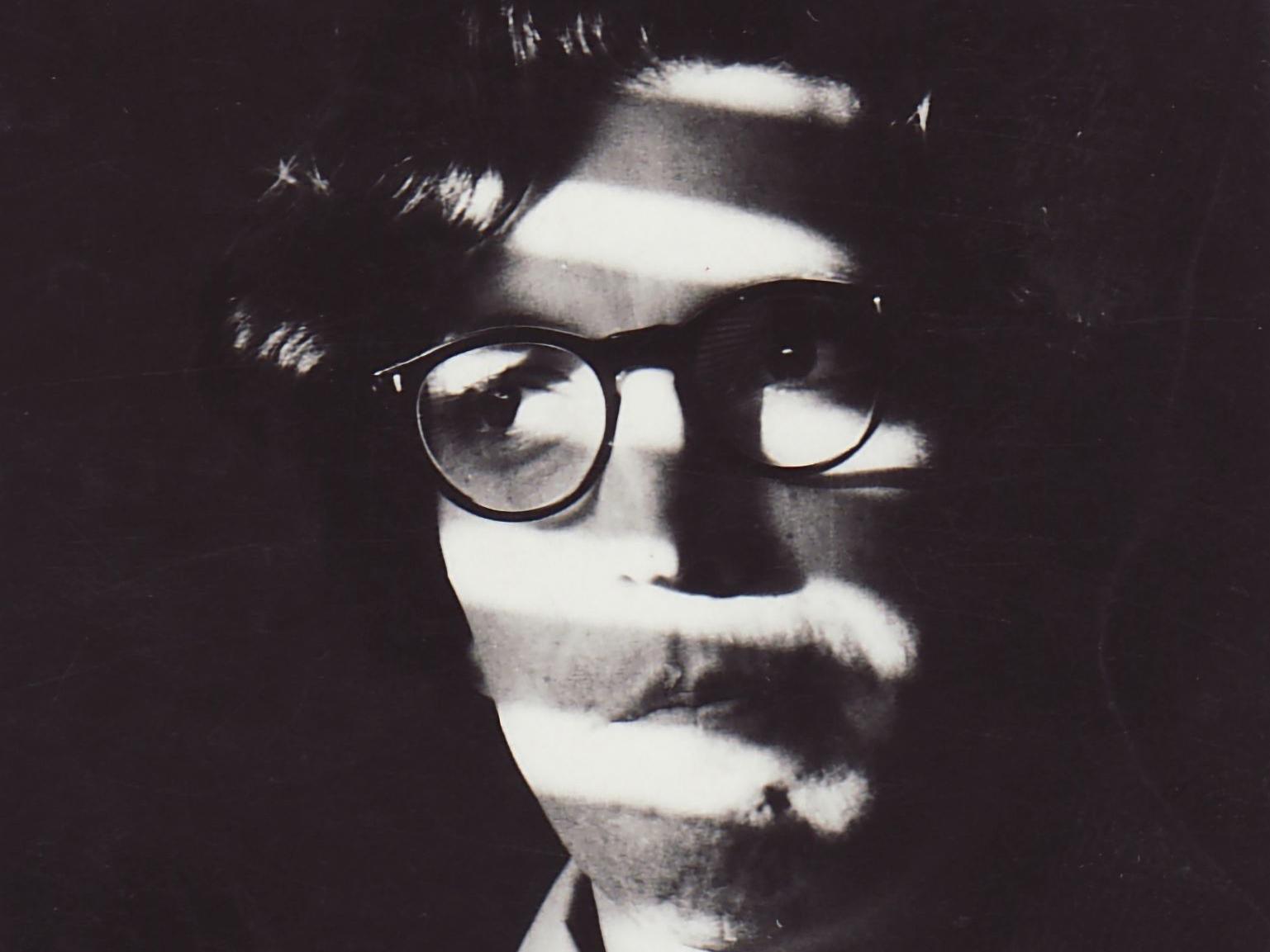 Fotografía en blanco y negro del artista Guillermo Deisler