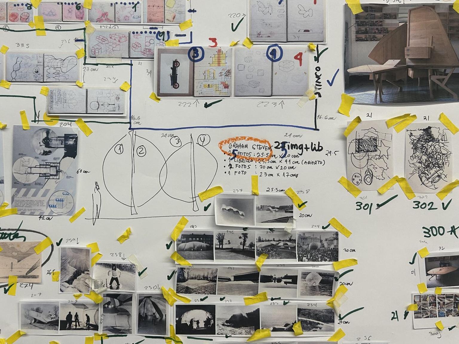 Fotografía de pizarra blanca con fotografías y textos