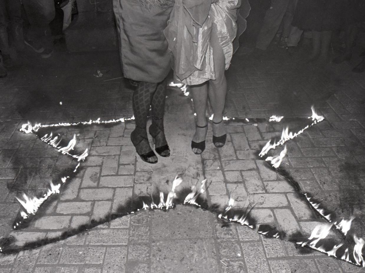 Fotografía en blanco y negro de performance Yeguas del Apocalipsis