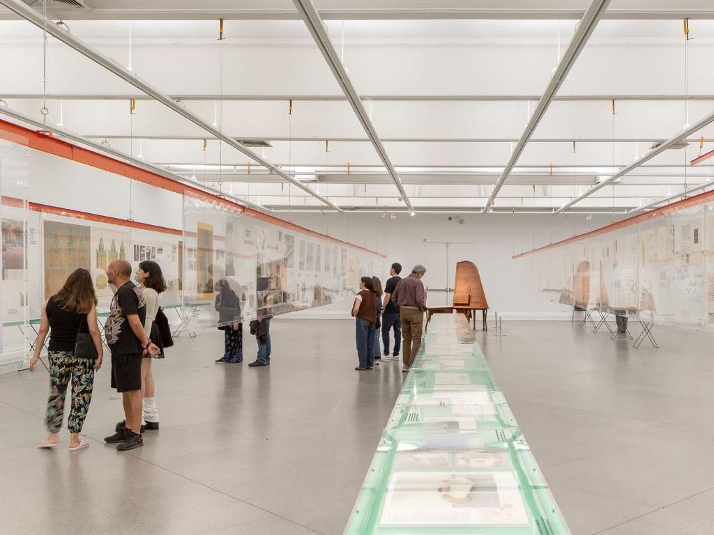 Vista de sala exposición Tiras de prueba. Arquitecturas 1951-1997