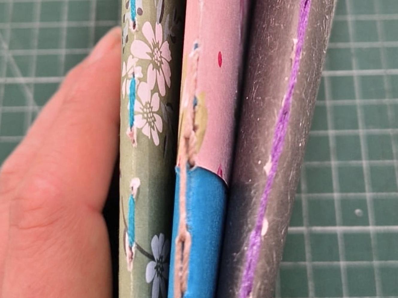 Fotografía de lomos de libretas cosidas a mano. 