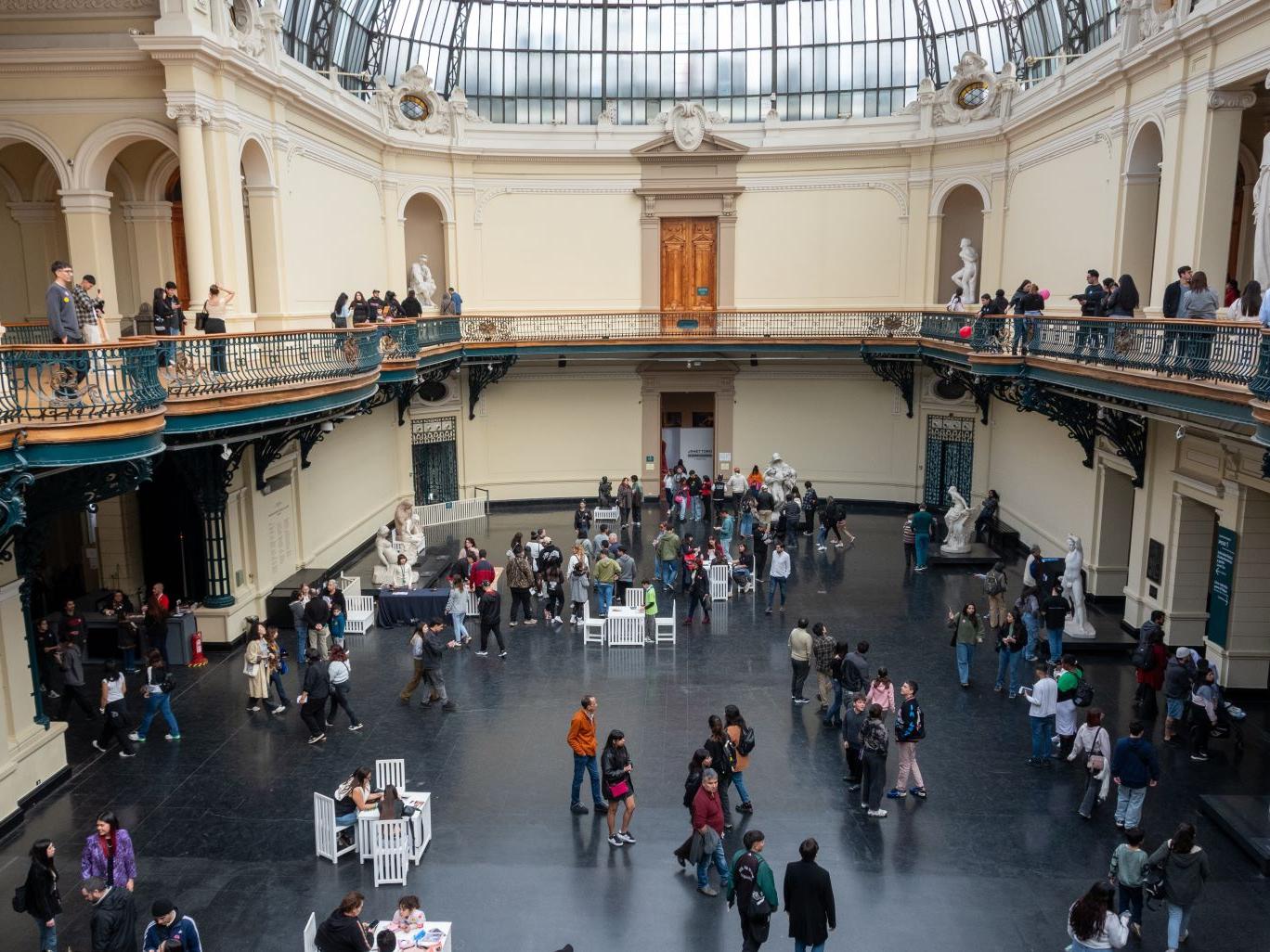 Personas recorriendo el hall central del Museo de Bellas Artes