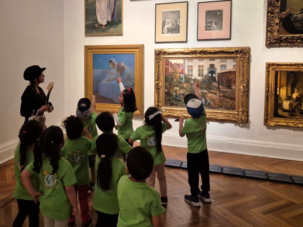 Grupo de niños en una exposición de arte