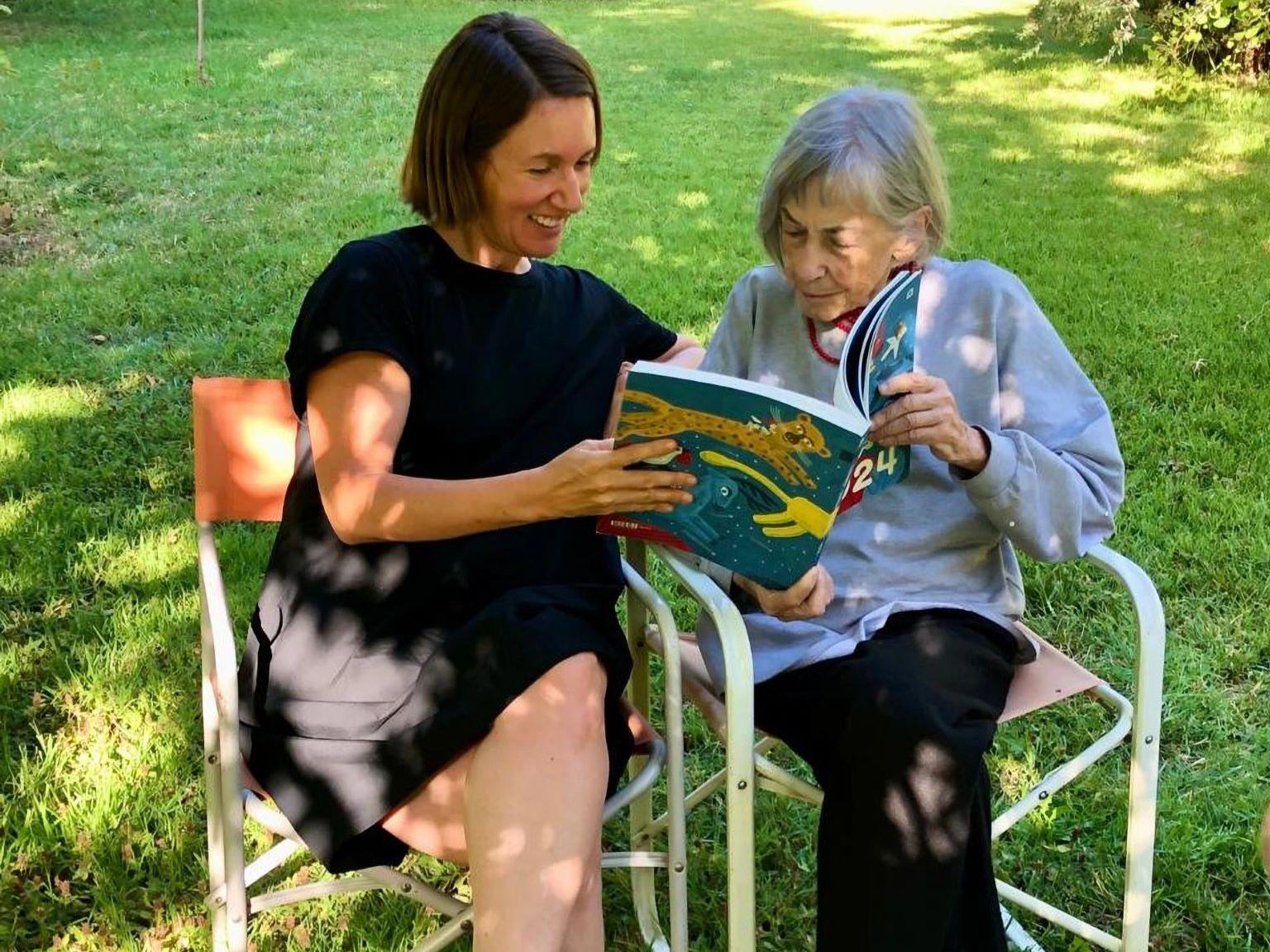 Fotografía de la ilustradora Paloma Valdivia y la artista Valentina Cruz.