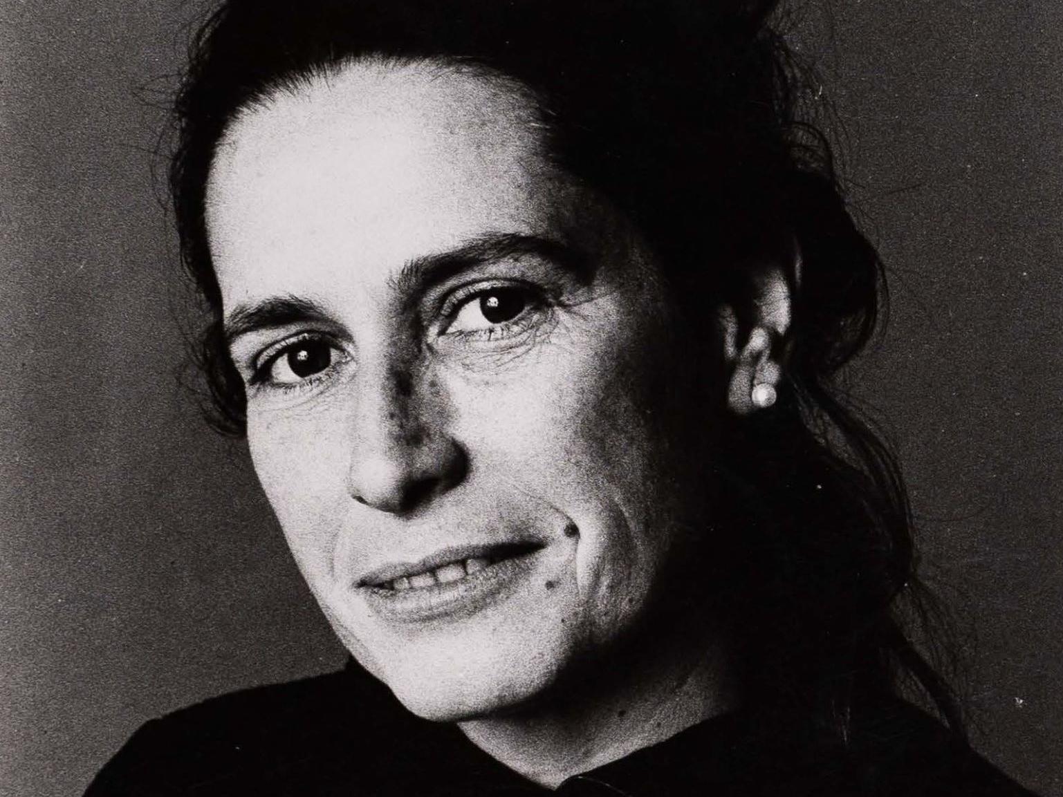 Fotografía en blanco y negro de Carmen Waugh, gestora cultural chilena