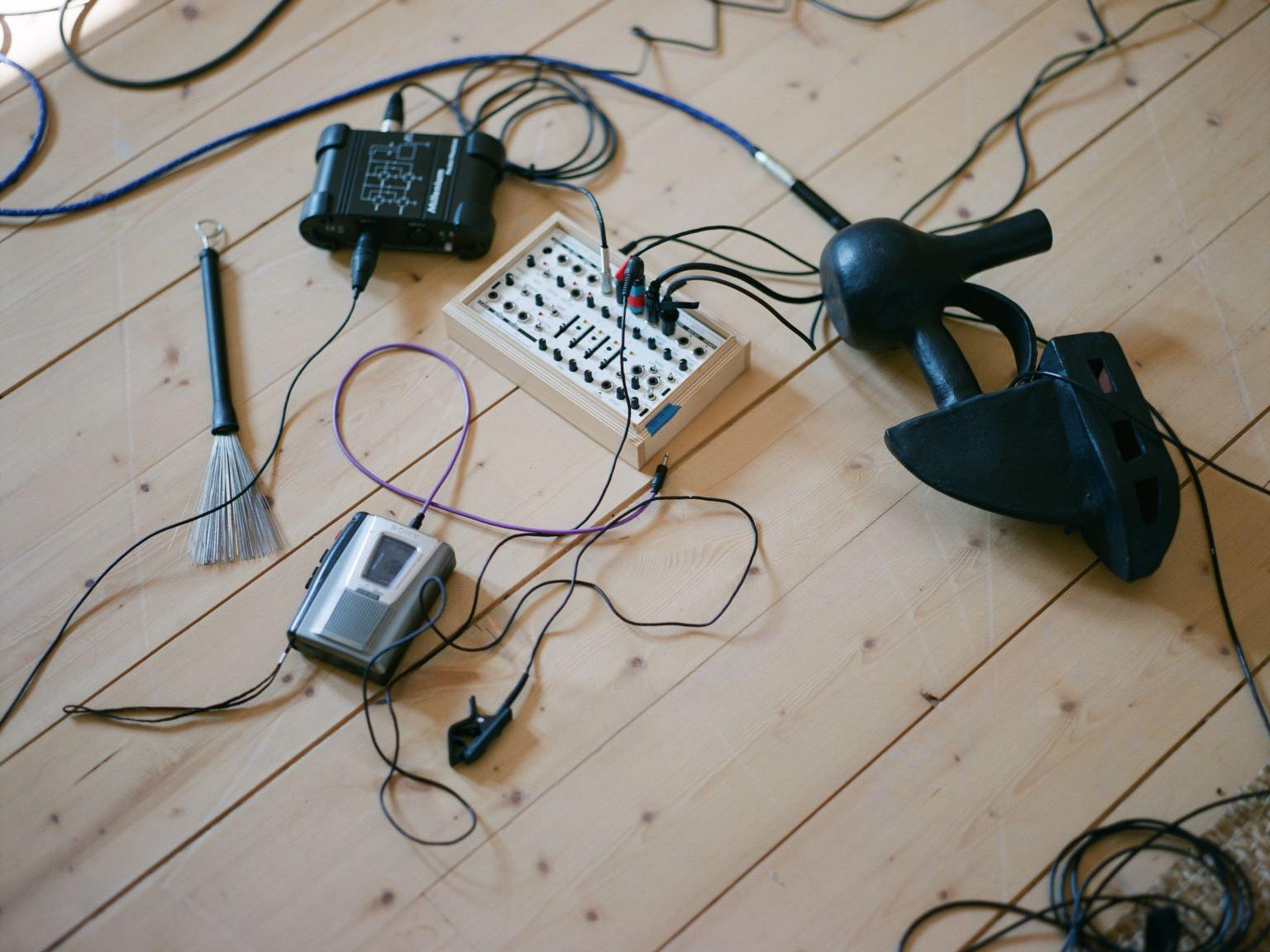 Fotografía de instrumentos musicales y equipos de sonido