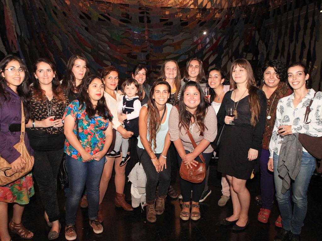 Kaarina Kaikkonen y grupo de ayudantes de montaje