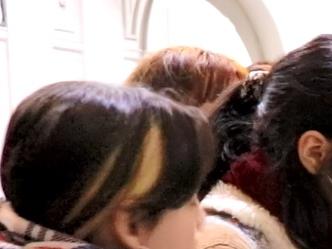 Entrega de catálogos a los asistentes