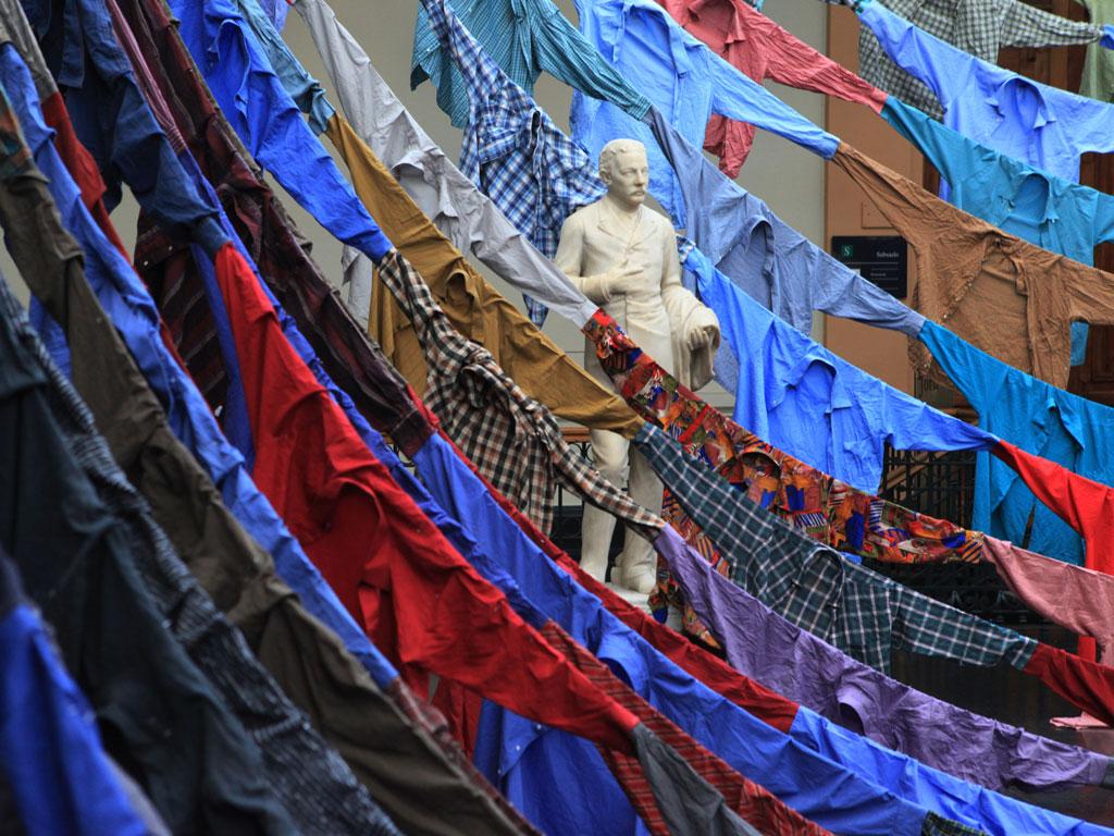 Escultura del hall y obra de Kaarina Kaikkonen